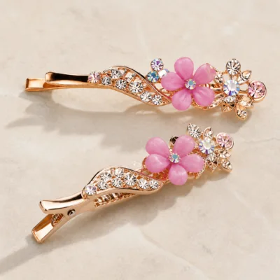 Detalhe dos ganchos ouro rosa com flor em resina e cristais