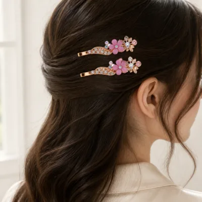 Dois ganchos ouro rosa com flor aplicados no cabelo