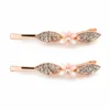 Conjunto de dois ganchos ouro rosa com cristais e flor branca