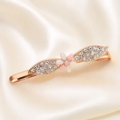 Detalhe do gancho ouro rosa com folhas de cristais e centro floral