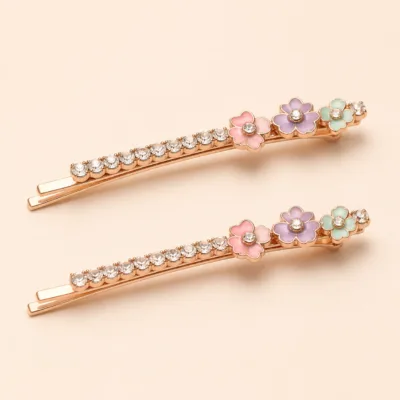 Detalhe de ganchos ouro rosa com cristais e flores coloridas