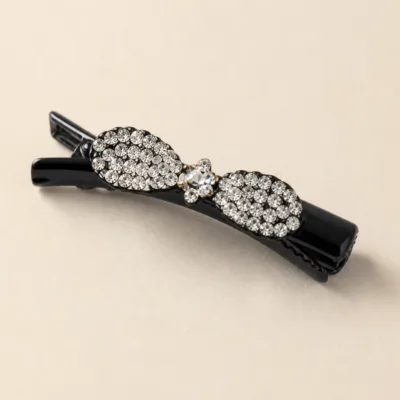 Detalhe do gancho preto com cristais transparentes