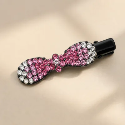 Detalhe do gancho preto com cristais rosa e transparentes