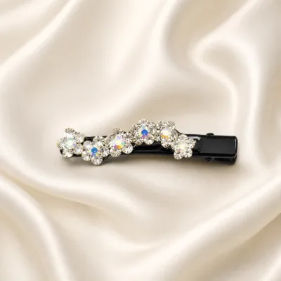 Gancho preto com decoração floral de strass sobre cetim marfim