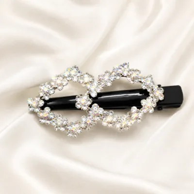 Gancho preto com strass branco iridescente sobre cetim marfim