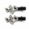 Conjunto de dois ganchos pretos com laço de strass em fundo branco