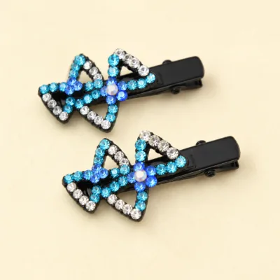 Detalhe de ganchos com strass azul turquesa e transparente