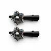 Conjunto de dois ganchos pretos com motivo floral de strass em fundo branco
