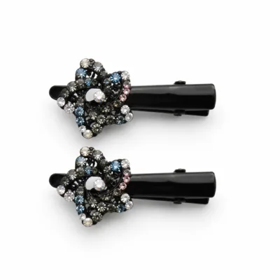 Conjunto de dois ganchos pretos com motivo floral de strass em fundo branco