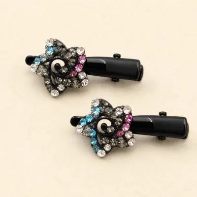 Detalhe dos ganchos pretos com strass transparente azul e rosa