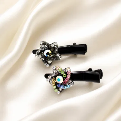 Conjunto de ganchos florais com strass sobre cetim marfim