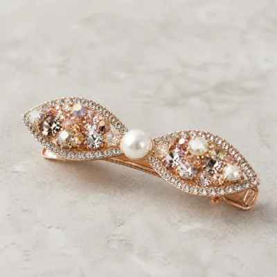 Detalhe do gancho rosa dourado com folhas e cristais
