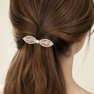 Gancho automático rosa dourado com pérola aplicado no cabelo