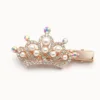 Gancho bico de pato rosa-dourado em tiara com pérolas