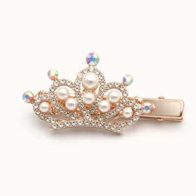 Gancho bico de pato rosa-dourado em tiara com pérolas