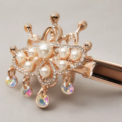 Detalhe das pérolas, strass e cristais do gancho em tiara