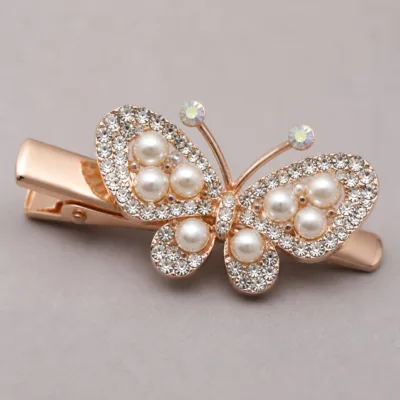 Detalhe das pérolas e strass da borboleta rosa-dourada