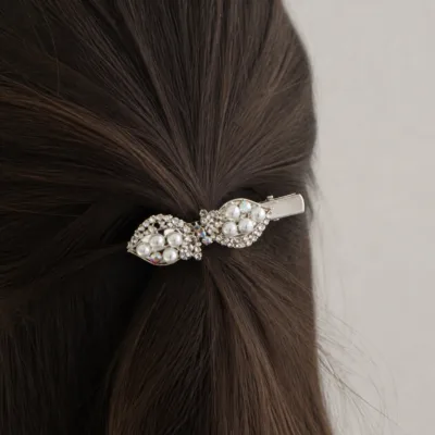 Gancho prateado com pérolas aplicado no cabelo