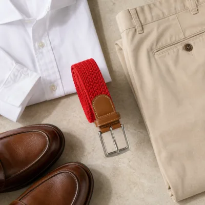 Cinto elástico vermelho numa composição smart casual