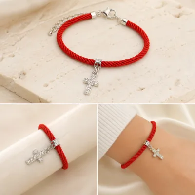 Pulseira vermelha com cruz prateada de cristais