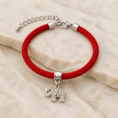 Pulseira vermelha com elefante prateado de cristais