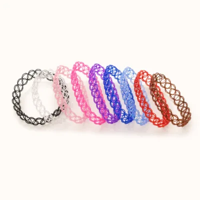Pulseiras elásticas tattoo em várias cores sobre fundo branco