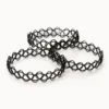 Conjunto de pulseiras elásticas tattoo pretas sobre fundo branco