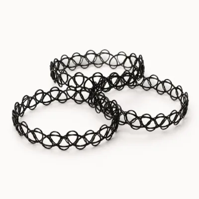 Conjunto de pulseiras elásticas tattoo pretas sobre fundo branco