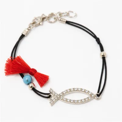 Pulseira preta vista de lado com fecho, corrente, borla vermelha e conta azul