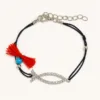 Pulseira preta com peixe prateado, cristais, borla vermelha e conta azul