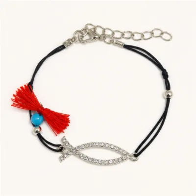 Pulseira preta com peixe prateado, cristais, borla vermelha e conta azul