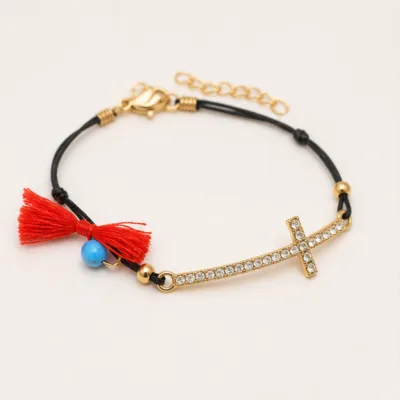 Pulseira preta vista de lado com fecho, corrente, borla vermelha e conta azul