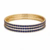 Conjunto de quatro pulseiras douradas com cristais azul-escuro