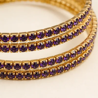 Pormenor dos cristais roxo-escuro em armação dourada