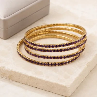 Pulseiras douradas com cristais roxos em composição elegante
