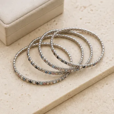 Pulseiras prateadas multicolor em composição elegante
