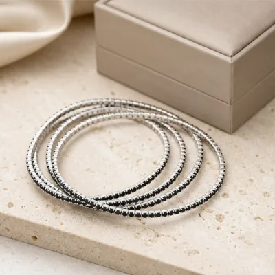 Pulseiras prateadas com cristais pretos em composição elegante