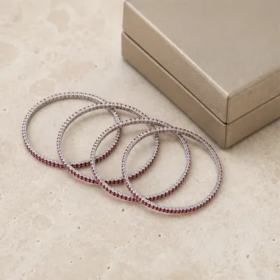 Pulseiras prateadas com cristais vermelhos em composição elegante