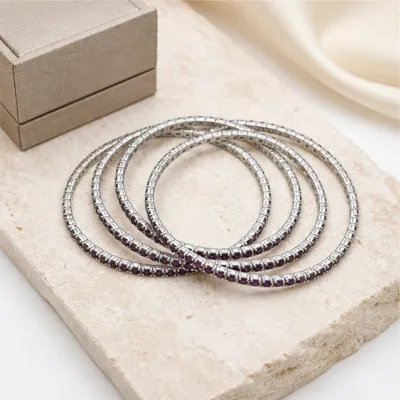 Pulseiras prateadas com cristais roxos em composição elegante