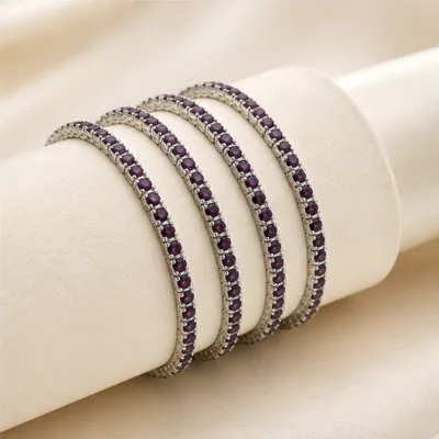 Quatro pulseiras prateadas com cristais roxos num expositor