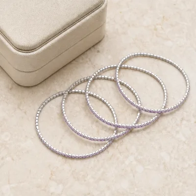 Pulseiras prateadas com cristais lilás em composição elegante