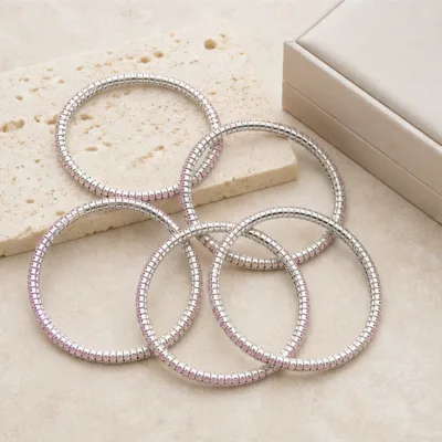 Pulseiras prateadas com cristais rosa em composição elegante