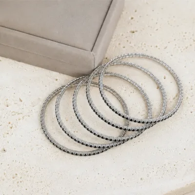 Pulseiras prateadas bicolores em composição elegante