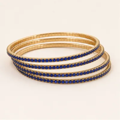 Conjunto de quatro pulseiras douradas com cristais azul-royal