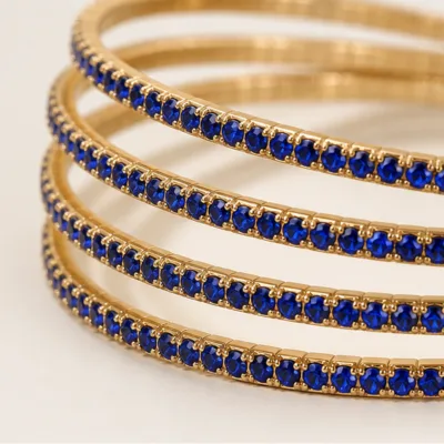 Pormenor dos cristais azul-royal em armação dourada