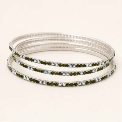 Conjunto de quatro pulseiras prateadas com cristais verdes e AB
