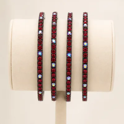 Quatro pulseiras gunmetal com cristais vermelhos e AB num expositor