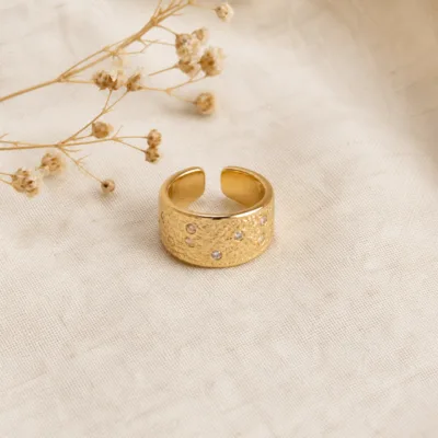 Anel dourado texturado com zircónias em composição