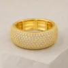 Anel largo dourado elástico com várias filas de pequenas zircónias brancas