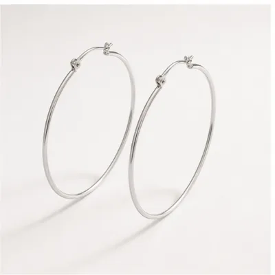Brincos de argola prateados de 80 mm em perspetiva